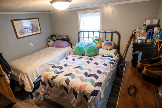 3906 Kellys Ferry Rd, Chattanooga, TN 37419 - bedroom featuring wood finished floors, crown molding, and a textured ceiling