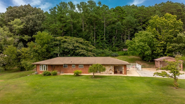 view of front of property featuring a front lawn