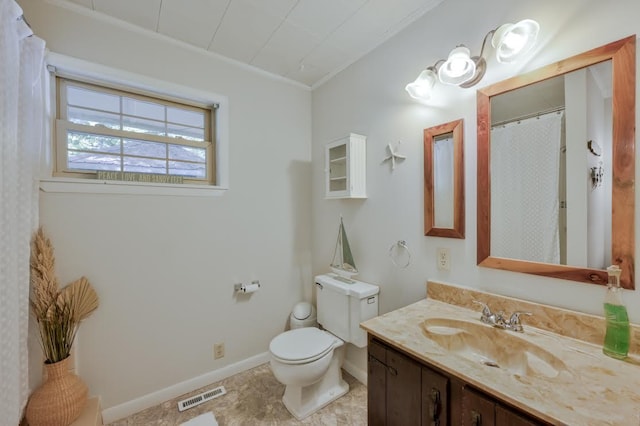 full bathroom featuring visible vents, curtained shower, baseboards, toilet, and vanity