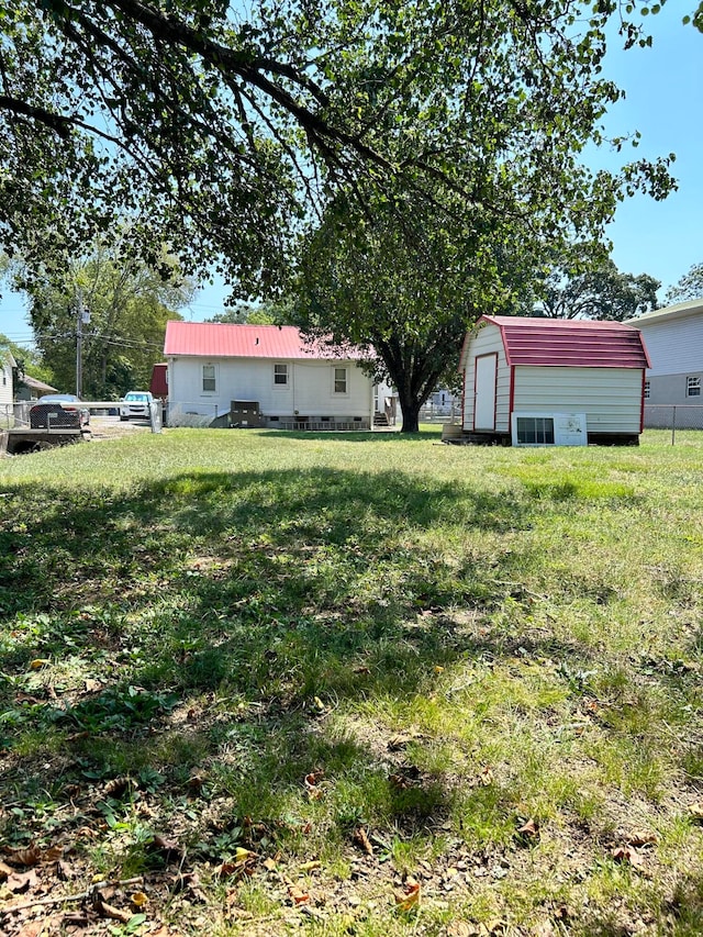 view of yard featuring a shed