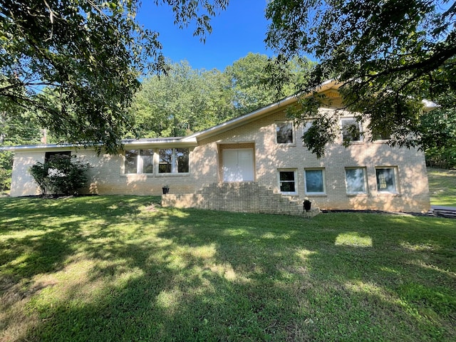 view of front facade featuring a front lawn