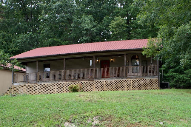 view of front of home featuring a front lawn