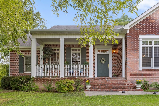 view of front of house featuring a front lawn and covered porch