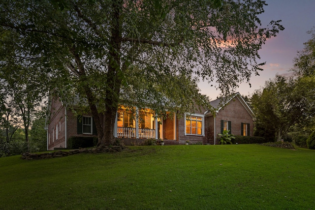 view of front of home featuring a lawn