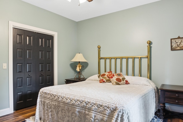 bedroom featuring dark hardwood / wood-style floors, ceiling fan, and a closet