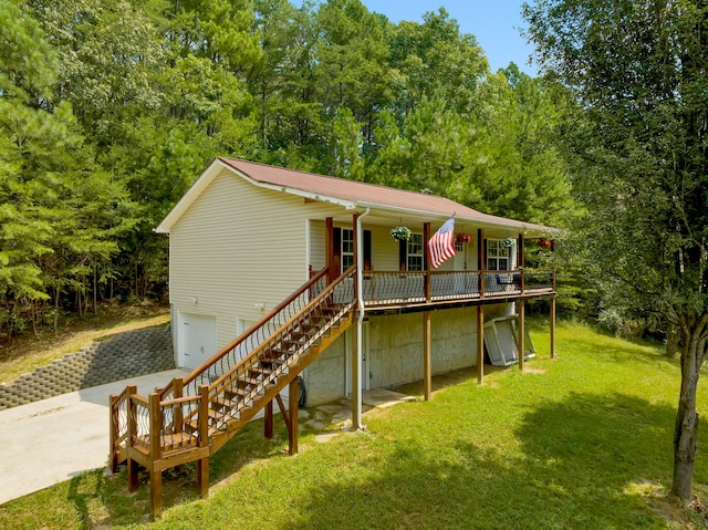 view of front facade featuring a front lawn, a garage, and covered porch