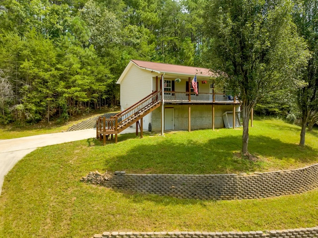 view of front of property featuring a front yard and a porch