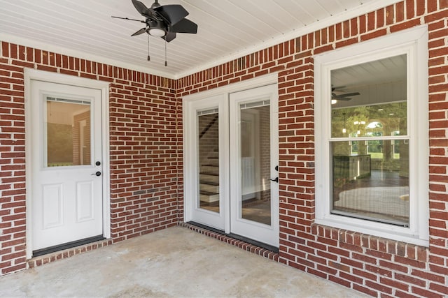 property entrance with ceiling fan