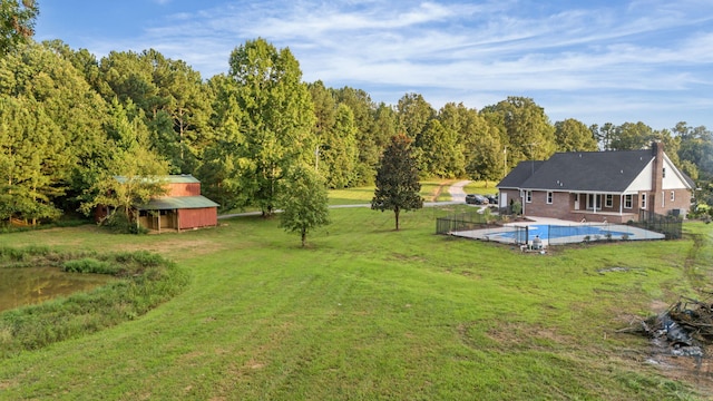 view of yard with an outbuilding