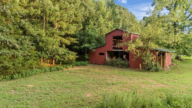 view of yard featuring an outdoor structure