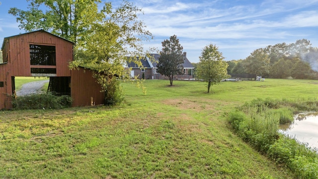 view of yard featuring an outbuilding