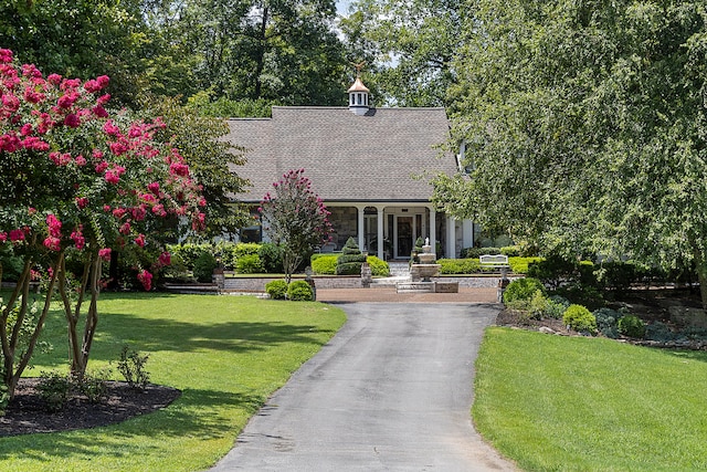 view of front facade with a front lawn