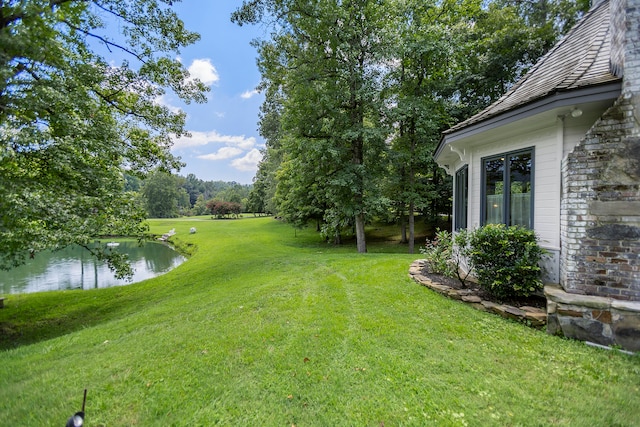 view of yard featuring a water view