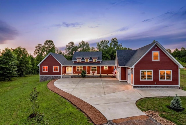 view of front of property featuring a lawn