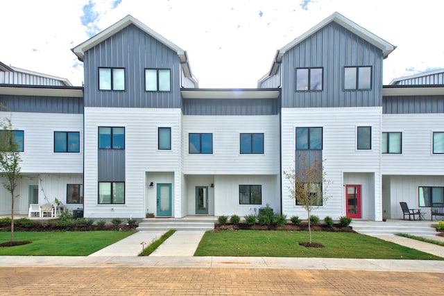 view of front facade with a front lawn