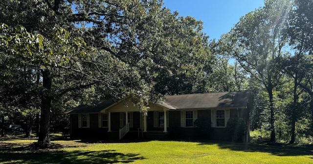 single story home featuring a front yard