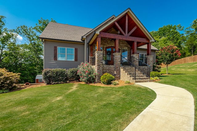 craftsman inspired home featuring a front lawn