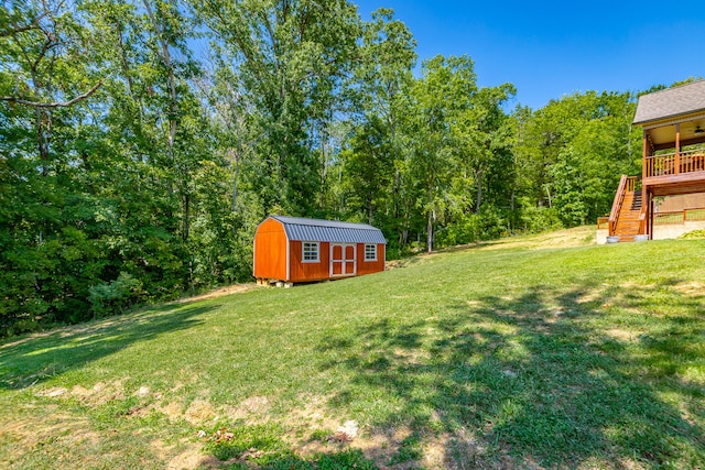 view of yard with a shed