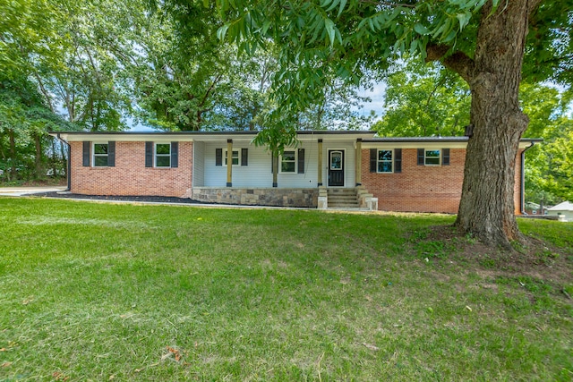 single story home with a front lawn