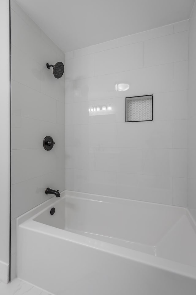 bathroom with tiled shower / bath combo