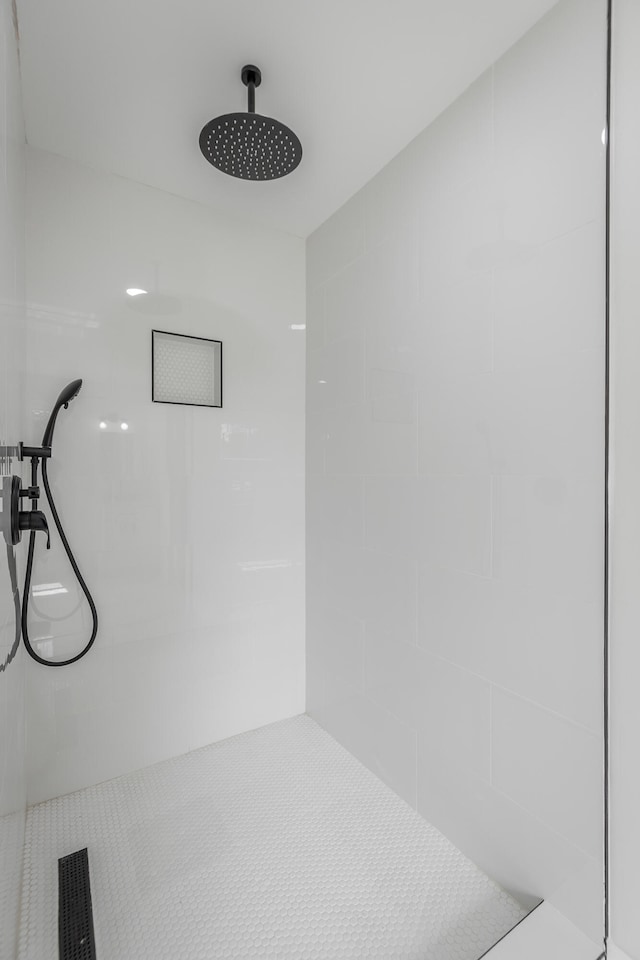 room details featuring a tile shower