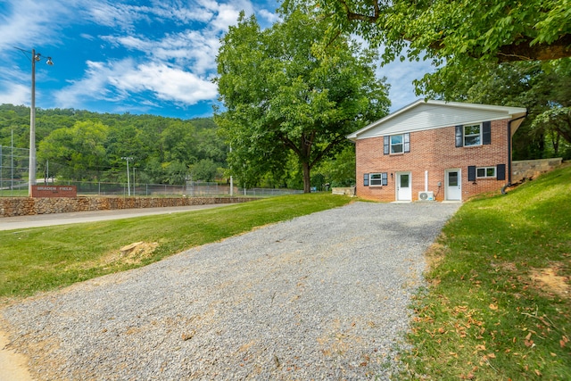 view of front of property featuring a front lawn