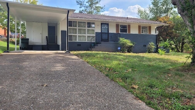 view of front of home featuring a carport and a front lawn