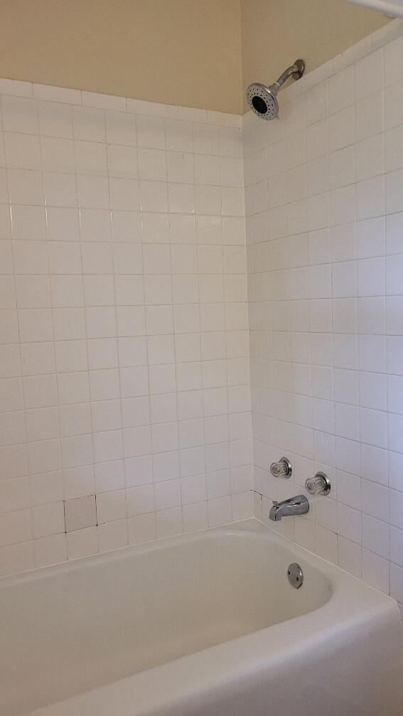 bathroom with tiled shower / bath