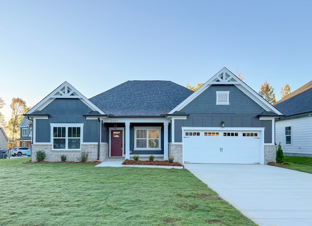 craftsman house with a front yard