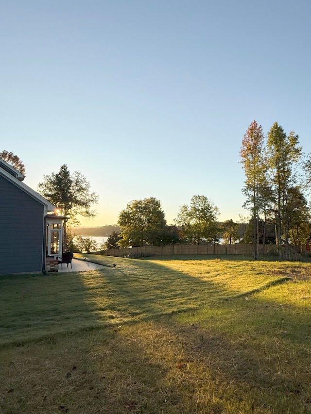 view of yard at dusk