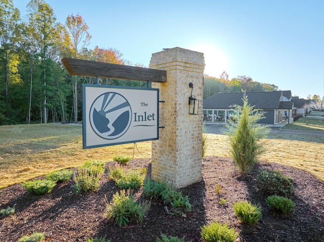 community sign featuring a yard