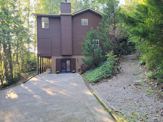 view of front facade featuring a carport