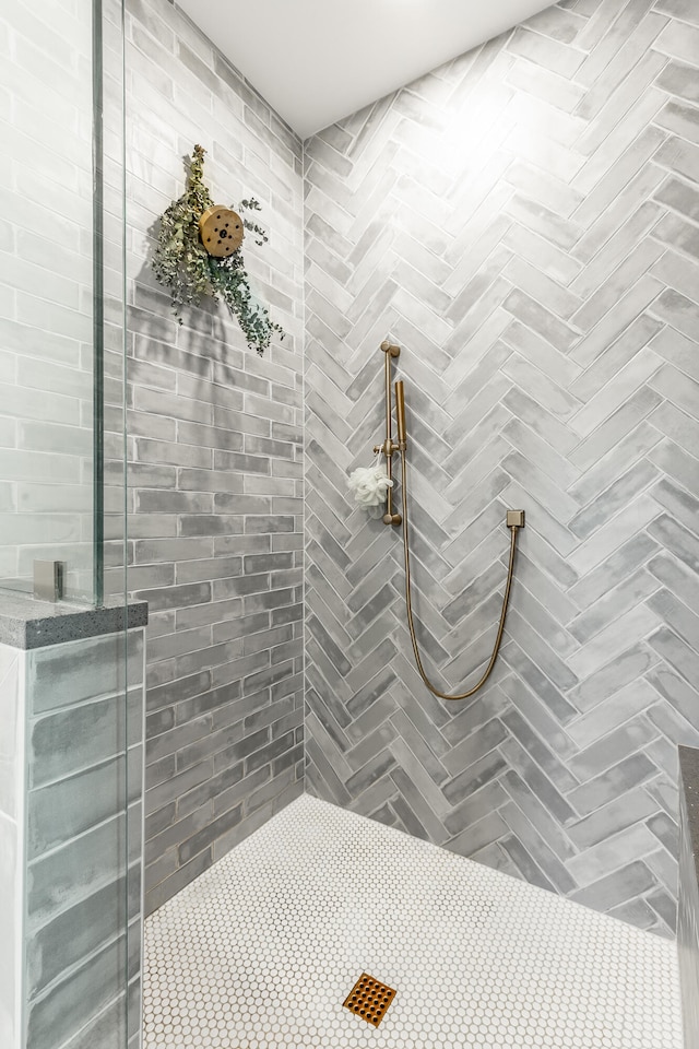 bathroom featuring a tile shower