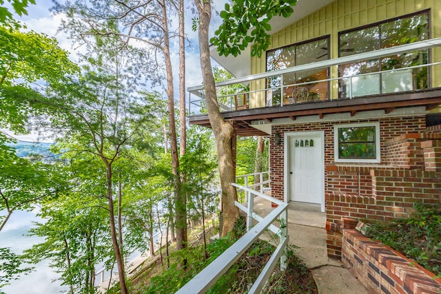 entrance to property featuring a balcony