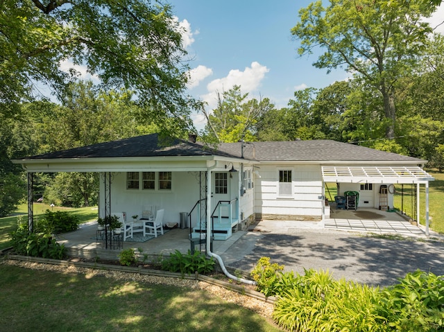 view of front of property featuring a front yard and a patio