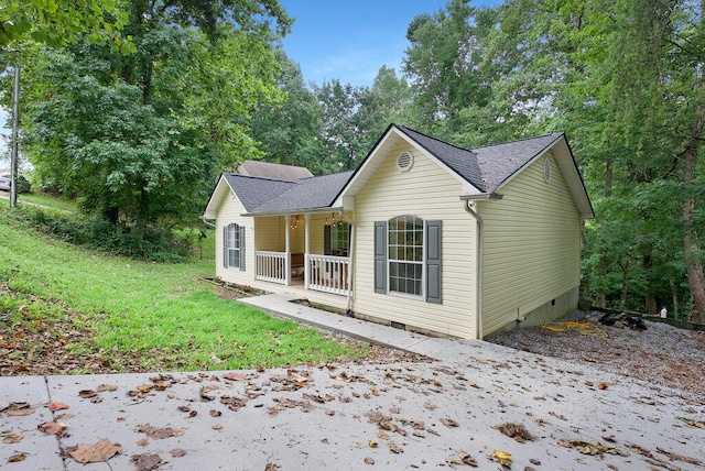 view of front facade with a porch and a front lawn