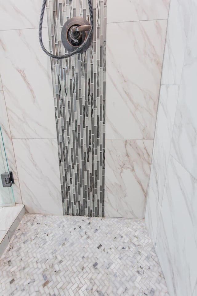 bathroom featuring tiled shower