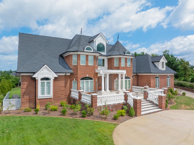 view of front of home featuring a front lawn