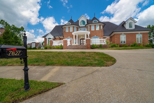 view of front facade featuring a front lawn