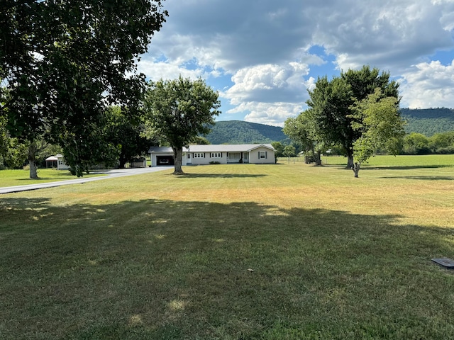 view of yard featuring a mountain view