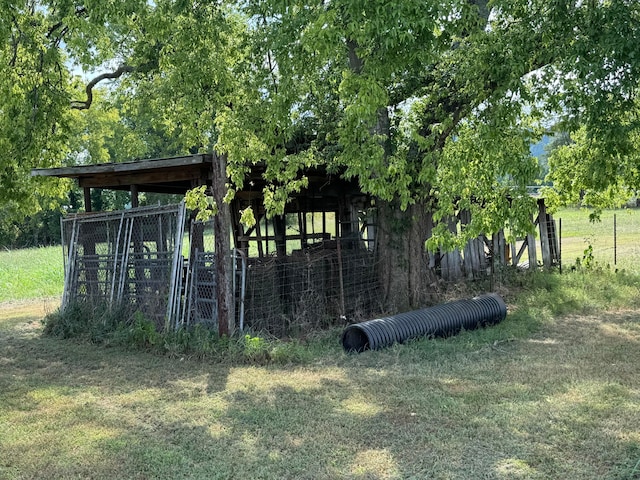 view of yard featuring an outdoor structure