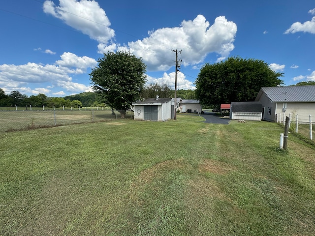 view of yard featuring a storage unit