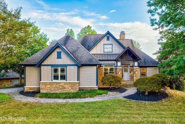 craftsman inspired home featuring a front yard