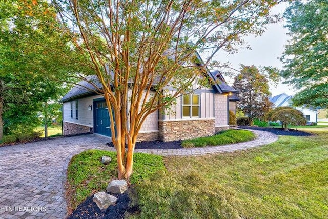 view of front of house with a garage and a front yard