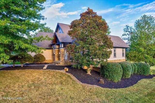 view of front of property with a front lawn