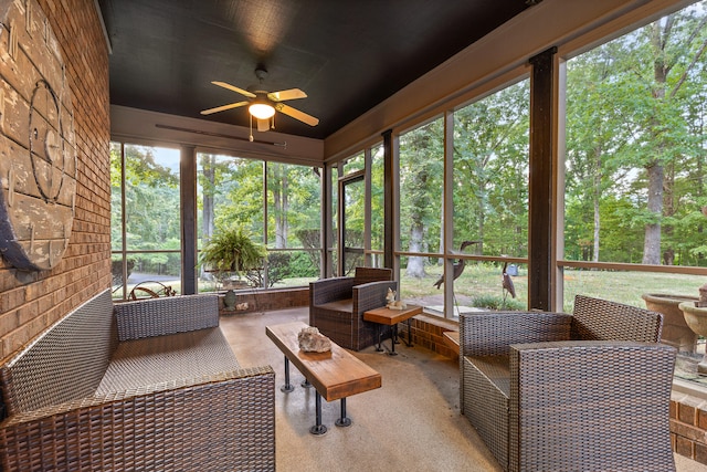 sunroom with ceiling fan