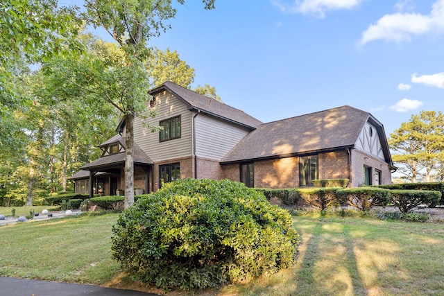 view of front of property featuring a front lawn