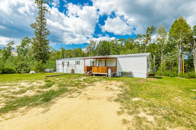 view of front facade featuring a front lawn