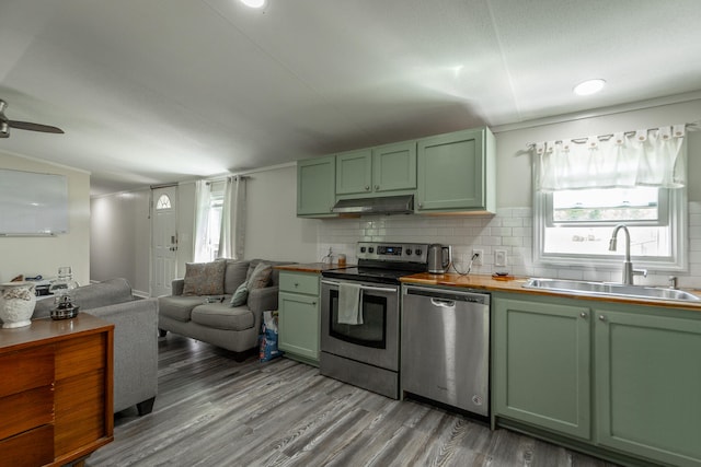 kitchen featuring green cabinetry, stainless steel appliances, sink, ceiling fan, and light hardwood / wood-style floors