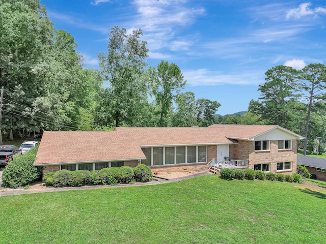 view of front of home featuring a front yard